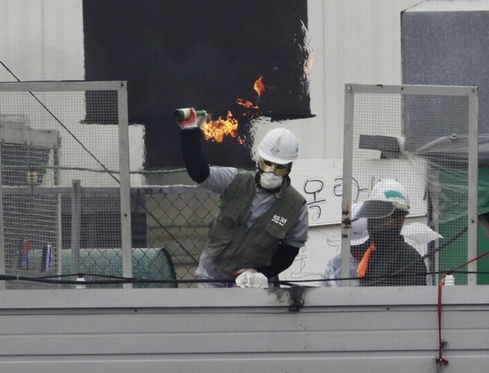 SsangYong workers fight the South Korean police (28 pics)