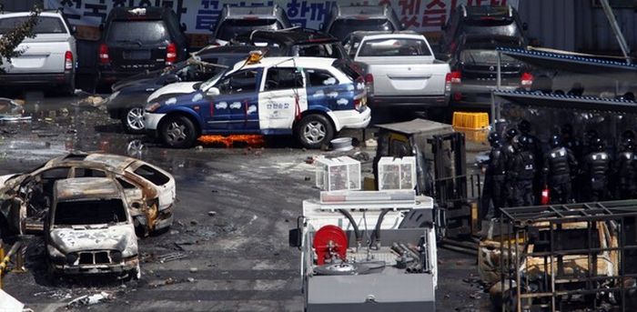 SsangYong workers fight the South Korean police (28 pics)