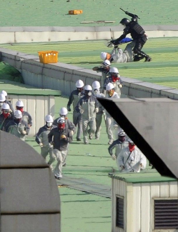 SsangYong workers fight the South Korean police (28 pics)