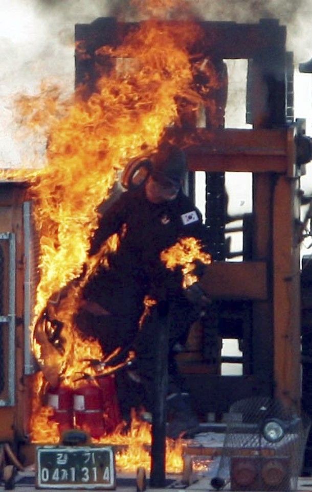 SsangYong workers fight the South Korean police (28 pics)