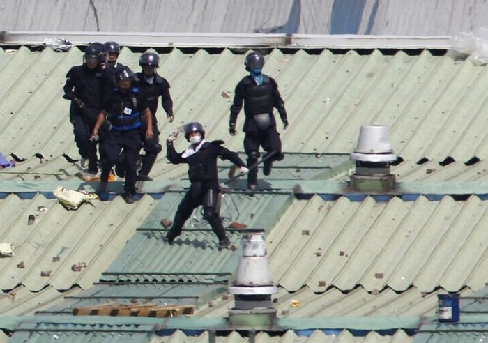 SsangYong workers fight the South Korean police (28 pics)