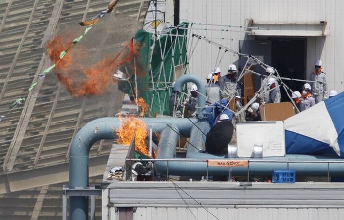 SsangYong workers fight the South Korean police (28 pics)