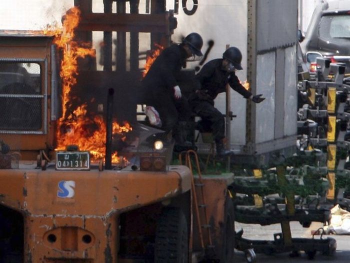 SsangYong workers fight the South Korean police (28 pics)