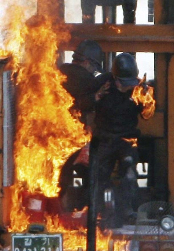 SsangYong workers fight the South Korean police (28 pics)