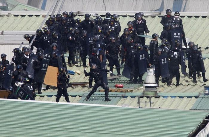 SsangYong workers fight the South Korean police (28 pics)
