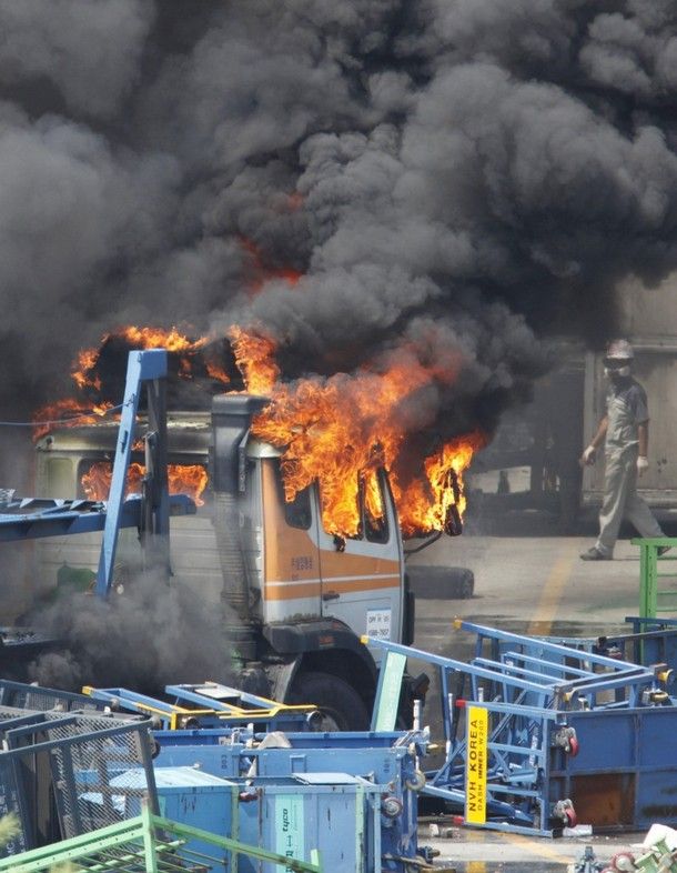 SsangYong workers fight the South Korean police (28 pics)