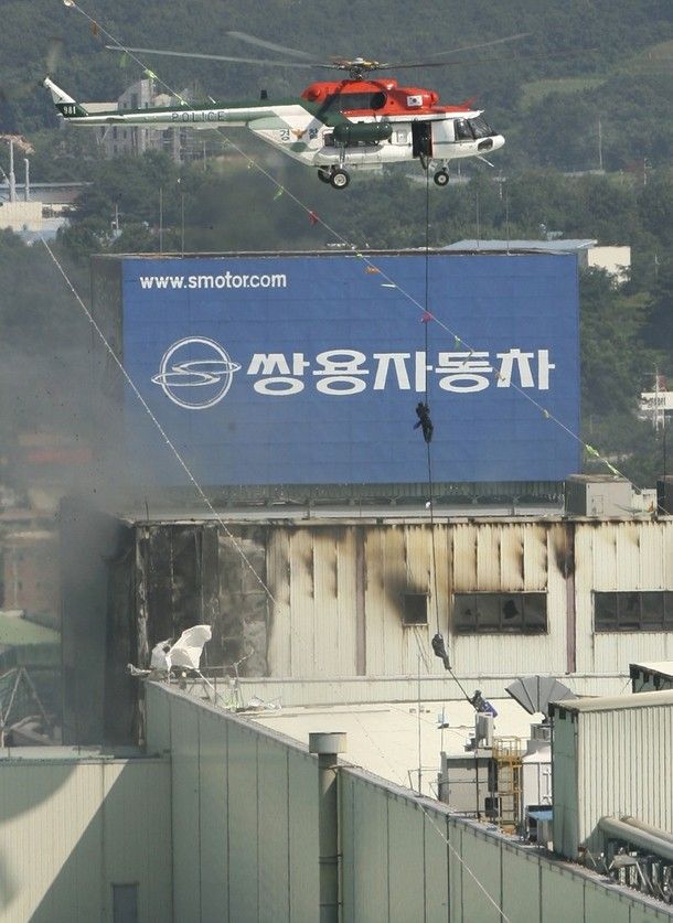 SsangYong workers fight the South Korean police (28 pics)