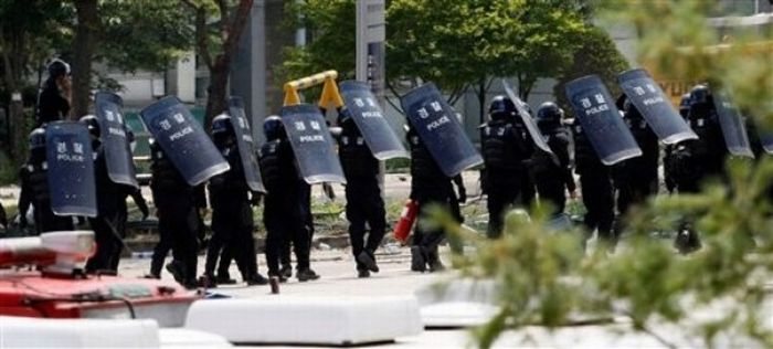 SsangYong workers fight the South Korean police (28 pics)