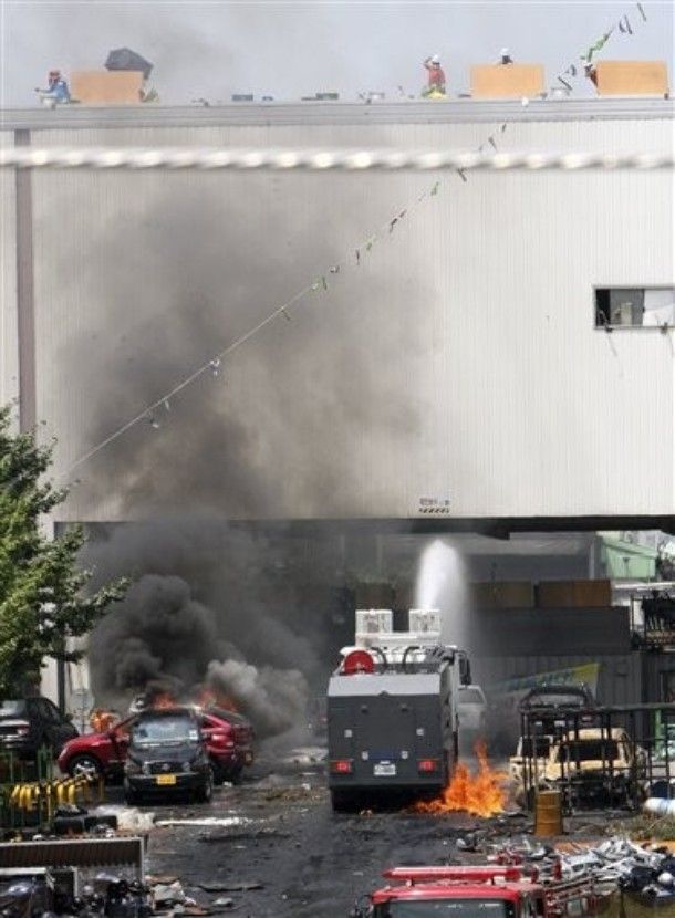 SsangYong workers fight the South Korean police (28 pics)