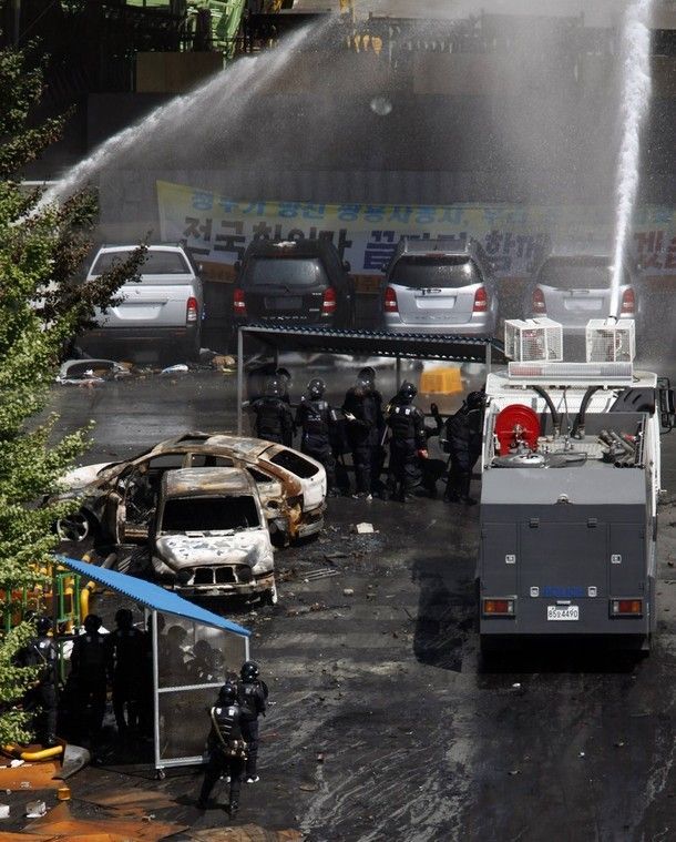 SsangYong workers fight the South Korean police (28 pics)