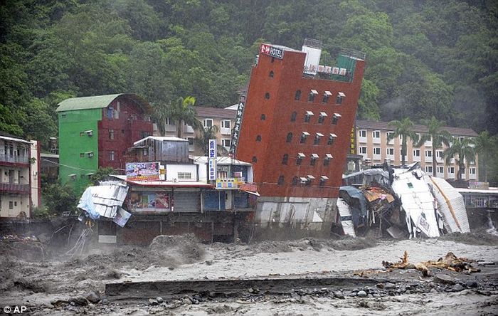 Hotel collapsed in Taiwan (7 pics)