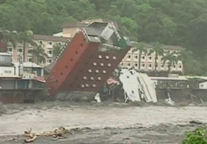 Hotel collapsed in Taiwan (7 pics)