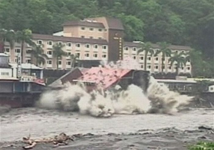 Hotel collapsed in Taiwan (7 pics)