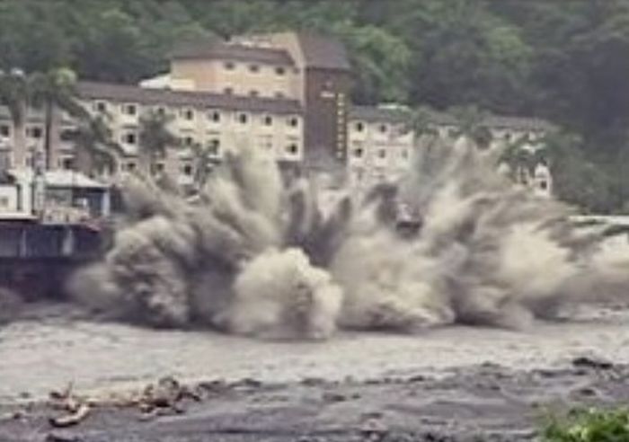 Hotel collapsed in Taiwan (7 pics)