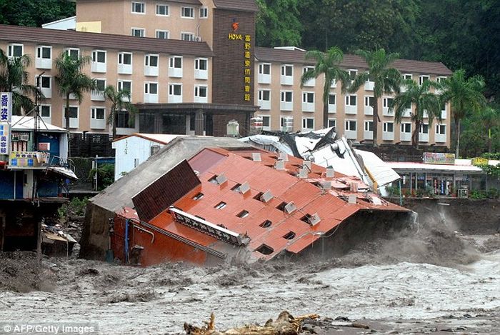 Hotel collapsed in Taiwan (7 pics)