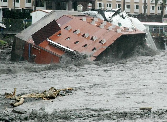 Hotel collapsed in Taiwan (7 pics)