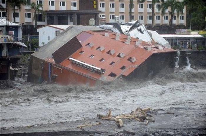 Hotel collapsed in Taiwan (7 pics)