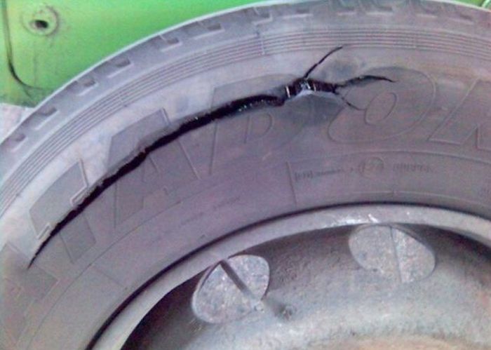 Bus tire exploded (7 pics)