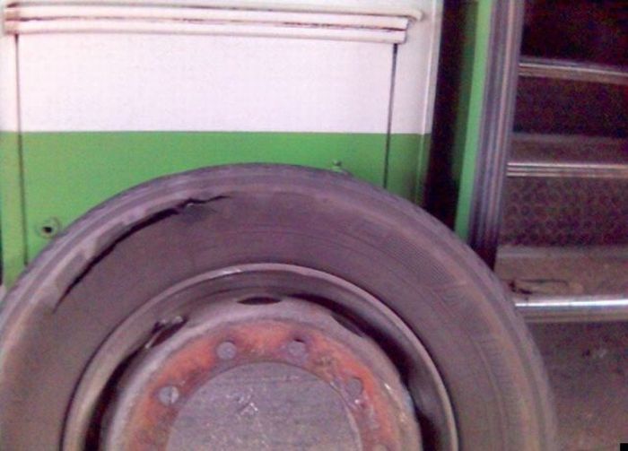 Bus tire exploded (7 pics)