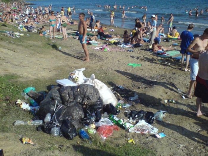 Trash Beach (17 pics)