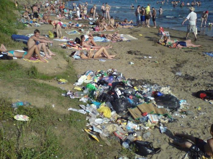 Trash Beach (17 pics)
