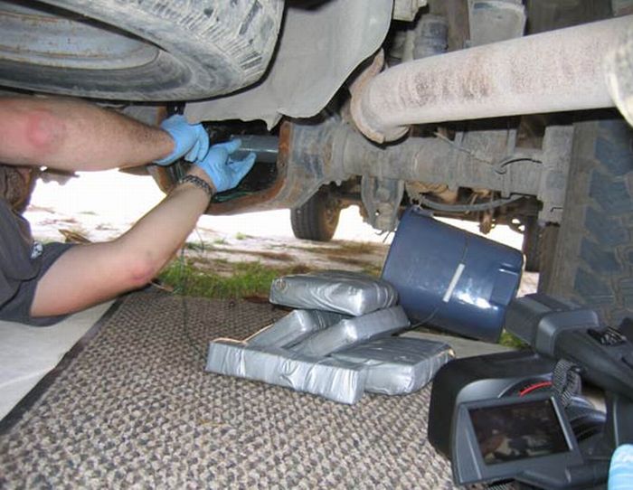 How to hide cocaine in the cars? (14 pics)
