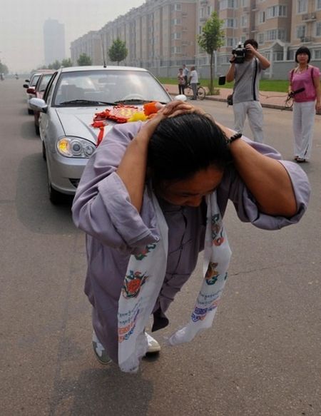 Woman pulls six cars with her hair (6 pics)
