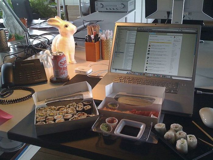 Facebook or Twitter? Where would you prefer to work? (43 pics)