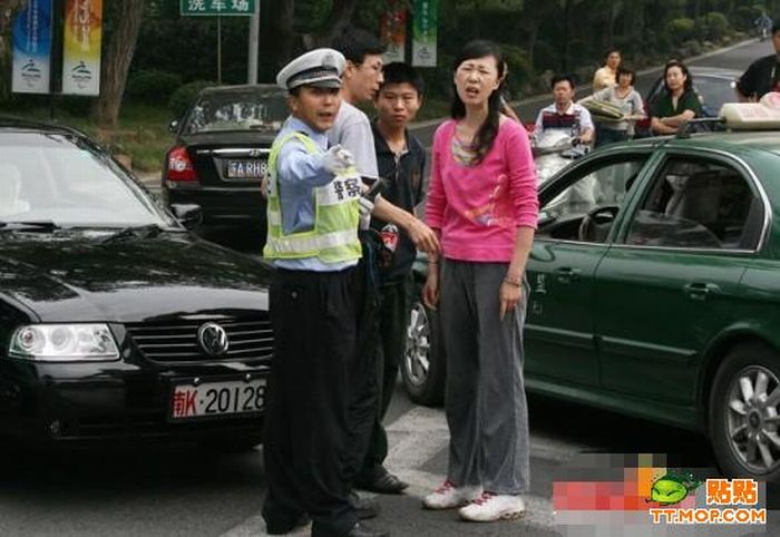 Tough Chinese Cop (12 pics)