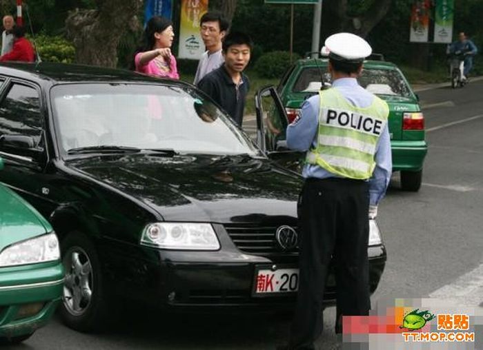Tough Chinese Cop (12 pics)