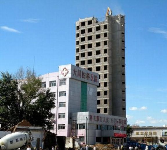 An excavator demolishes a building  (6 pics)