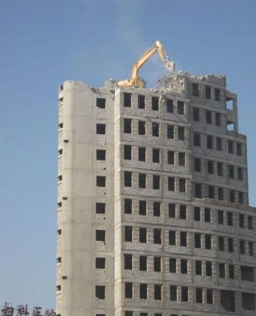 An excavator demolishes a building  (6 pics)