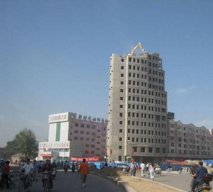 An excavator demolishes a building  (6 pics)
