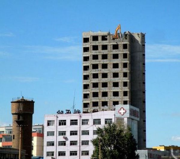 An excavator demolishes a building  (6 pics)