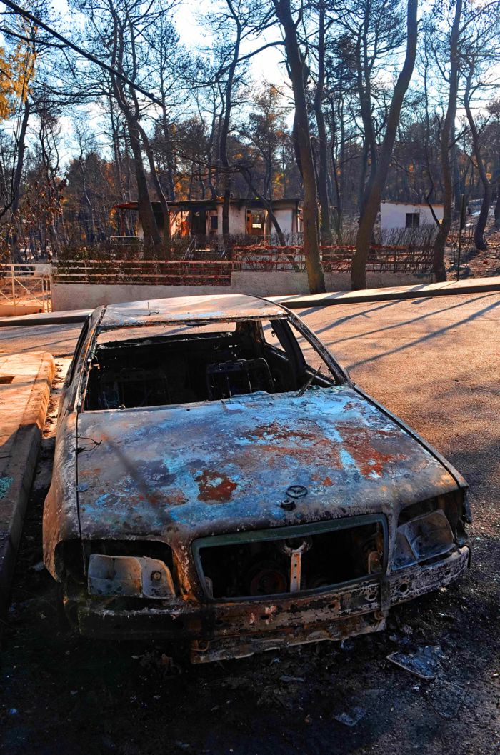 The car victims of the Greek Fires  (8 pics)
