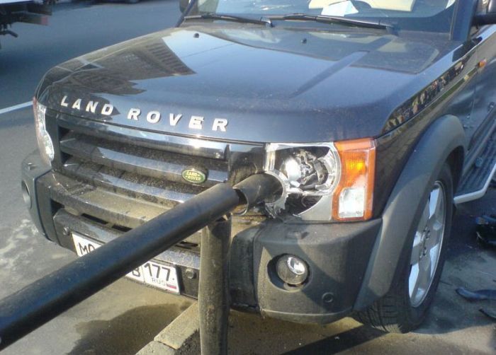 Land Rover hits a fence (5 pics)