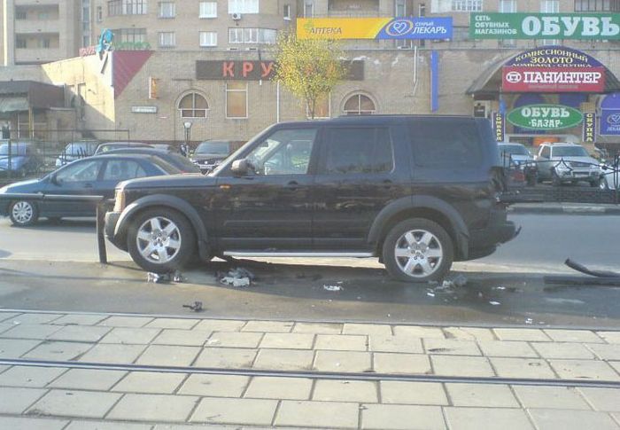Land Rover hits a fence (5 pics)