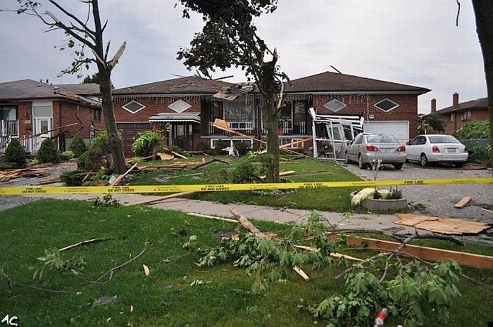 Tornado in Canada (33 pics)