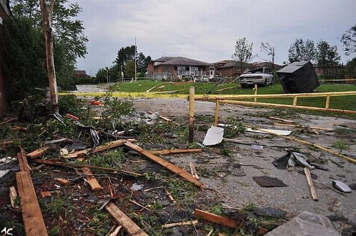 Tornado in Canada (33 pics)