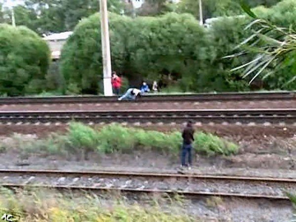 Crazy girl lies under a moving train (11 pics)