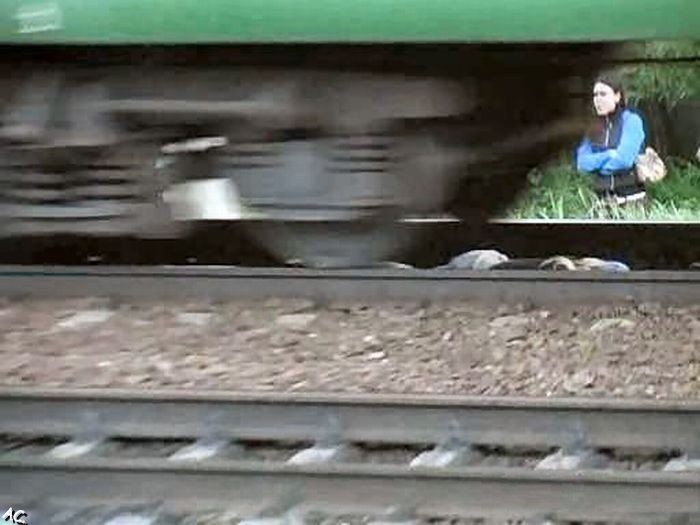 Crazy girl lies under a moving train (11 pics)