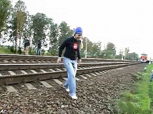 Crazy girl lies under a moving train (11 pics)