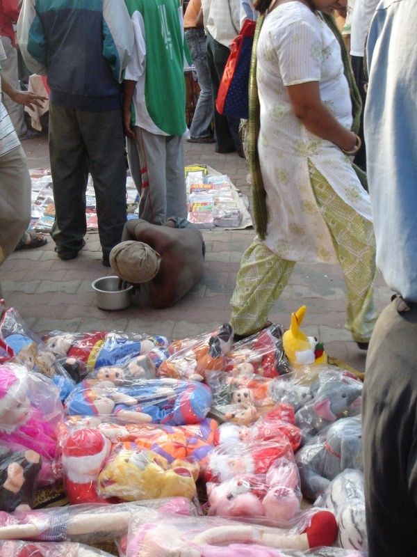 Crippled beggars of India (17 pics)
