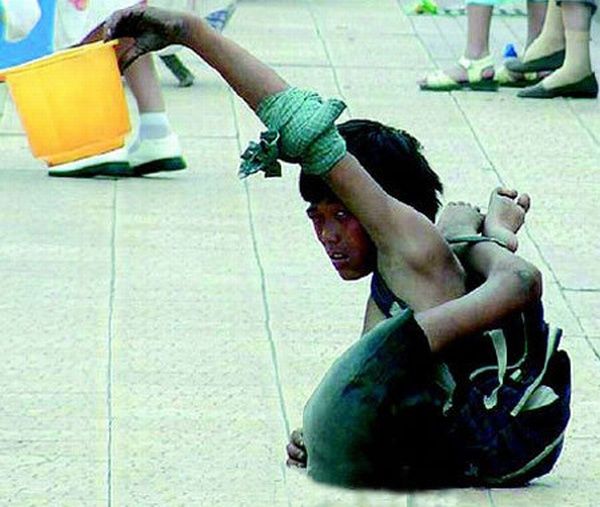 Crippled beggars of India (17 pics)