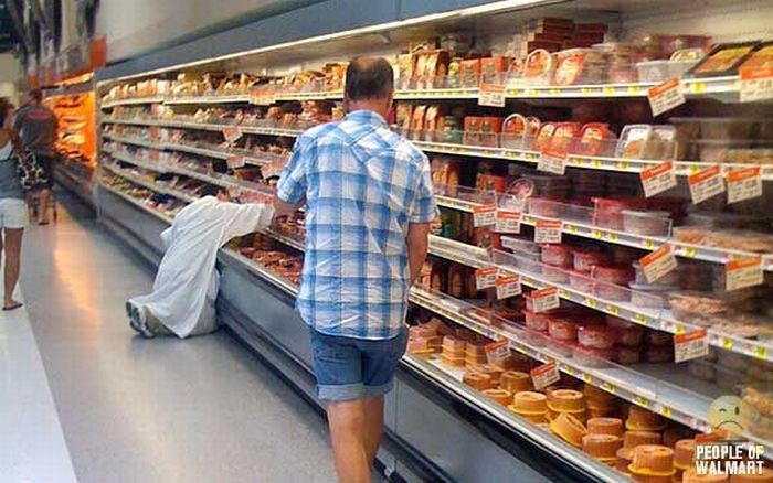 Funny and strange people in Wal-Mart  (35 pics)