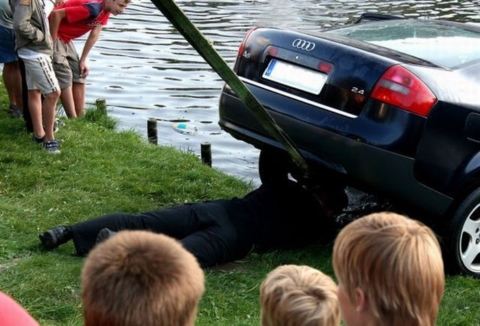 A female driver drowned her car in fountain  (6 pics)
