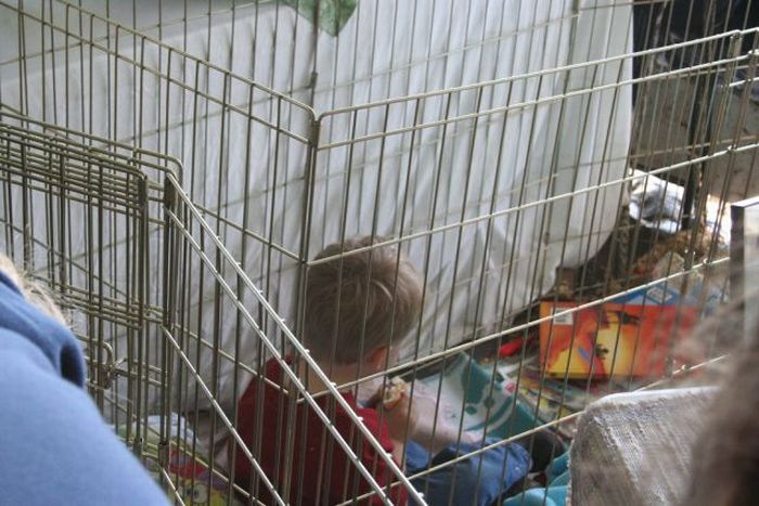 Kids in cages (30 pics)