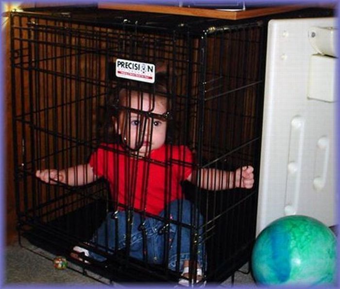 Kids in cages (30 pics)