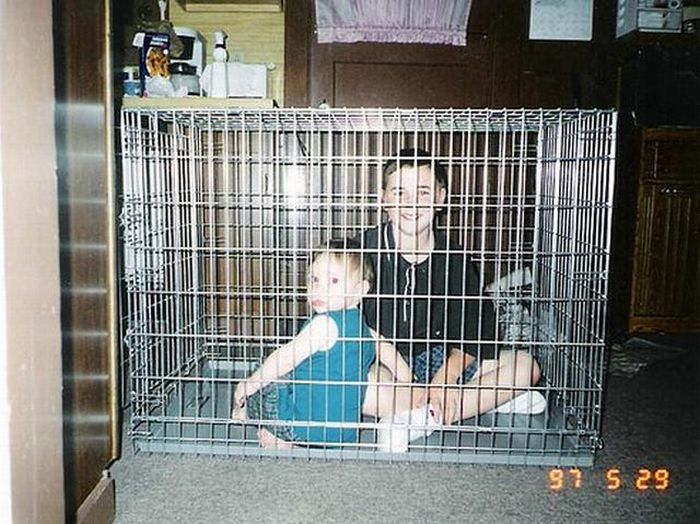 Kids in cages (30 pics)