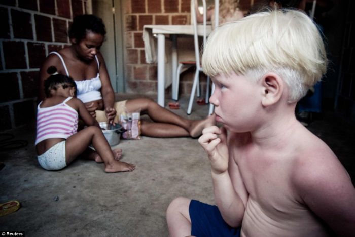 Rare occurrence: albino children in black Brazilian family (4 pics)